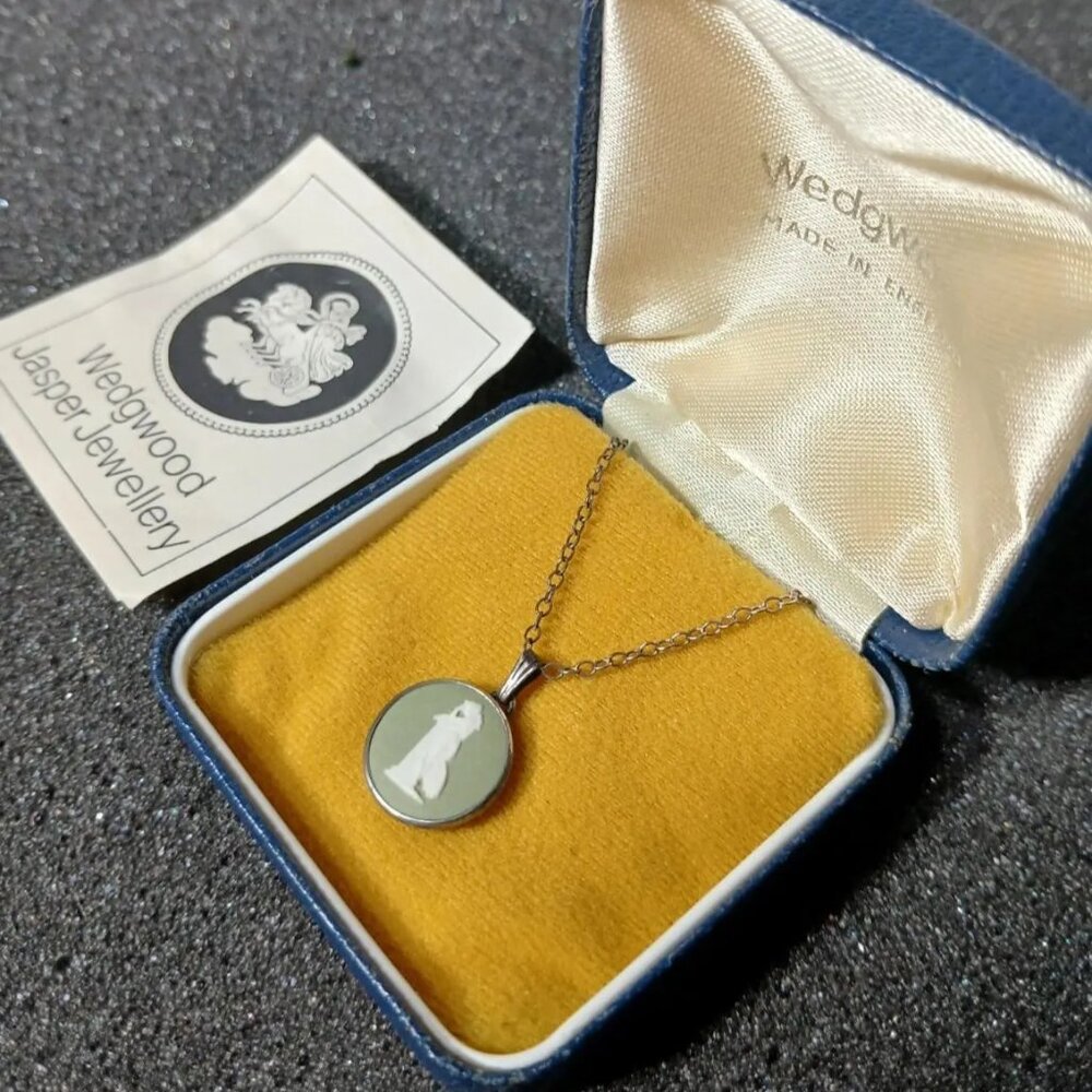 Vintage Wedgwood Green Jasperware Cameo Pendant Sterling Chain – Boxed